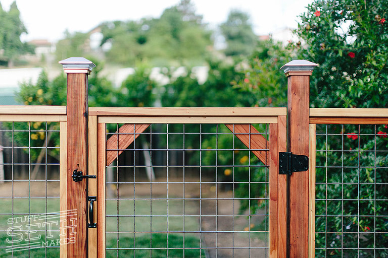 Redwood Fence With Hogwire Mesh, How To Build A Garden Gate With Wire